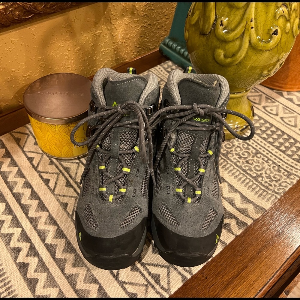 Youth Hiking Boots 🥾 like new!!
